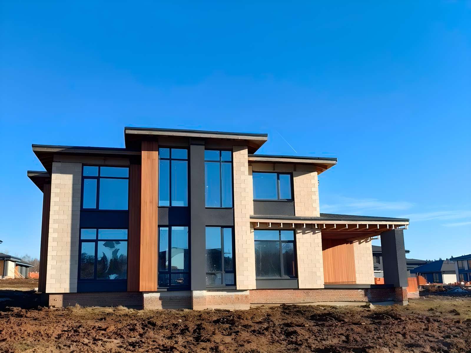 Двухэтажный дом из теплоблока площадью 305 м2